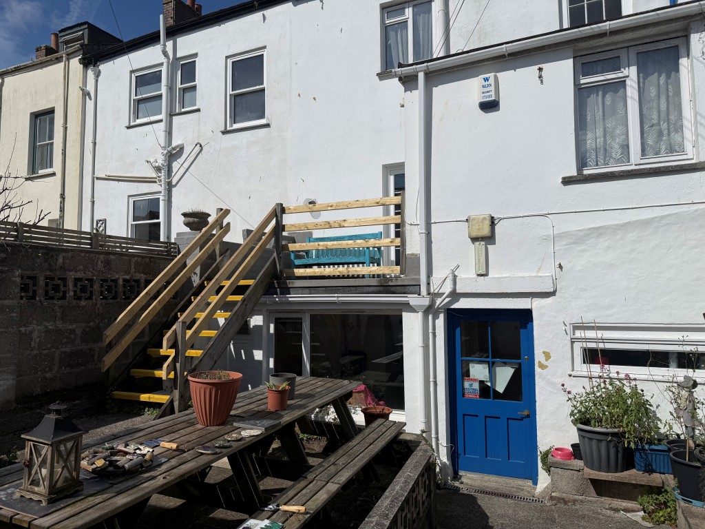 Lot: 129 - COMMERCIAL PROPERTY FOR UPDATING WITH PARKING AND OFFERING POTENTIAL - Rear outside space